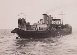 Saugbagger "Geheimrat Brennecke" : Saugbagger "Geheimrat Brennecke" bei der Arbeit im Jadebusen, Nordsee, wurde 1945 der Sowjetunion zugelost