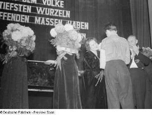Begrüßung der sowjetischen Künstler durch Mitglieder der FDJ