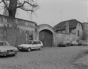 Einfriedung mit Hoftor und Nebengebäude