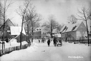 Winterliche Straße in der Dorfmitte : Bildmitte Elektrogeschäft Oskar Gebhardt, re. Kolonialwarengeschäft Max und Liesel Günther