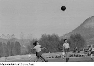 Handballspielerinnen bei einem Spiel auf dem Feld der Sportschule