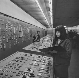 Junge Frau am Schaltpult, Heizkraftwerk Berlin-Mitte, 1971. SW-Foto © Kurt Schwarz.
