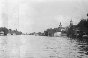 Flussansicht : Blick auf einen Fluss und Gebäude am Ufer