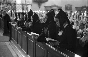 St. Märgen: Bankreihe mit Trachten