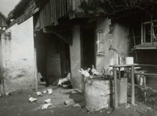 Großpostwitz : Großpostwitz (Kreis Bautzen), Wohnhaus Nr. 3. Hofansicht mit Tauben am Brunnentrog und Wasserleitungsanschluß