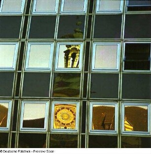 Leipzig-Zentrum. Teile des alten Rathauses spiegeln sich in der Glasfassade des gegenüberliegenden Gebäudes