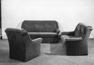 Sitzgruppe Wachsenburg : Leipzig. Leipziger Herbstmesse (Vormesse), 1986. Sitzgruppe Wachsenburg. Holz, Polsterung mit Mischgewebebezug, blaugrau (1986;VEB Thüringer Möbelkombinat Suhl)