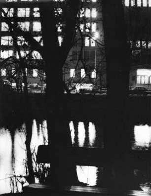 Hamburg. Nachtaufnahme. Bürohäuser an der Alster