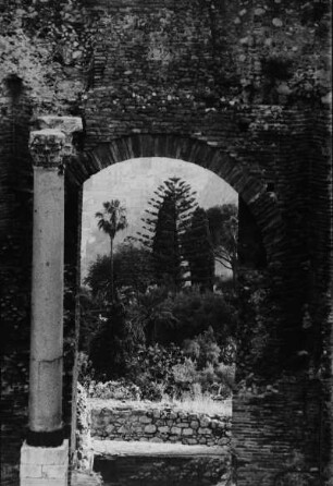 Taormina (Italien). Sizilianischer Garten, durch antiken Torbogen blickend aufgenommen