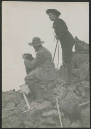 Wilhelm und Marie Paulcke mit Wanderausrüstung auf einem Gipfel in den [Engadiner bzw. Bergeller] Bergen