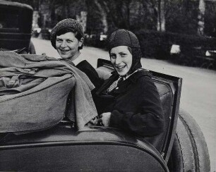 Natascha mit einer Freundin auf dem Notsitz eines Sportwagens, Hamburg (Aufnahme von Emil Artin)