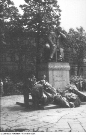 Denkmal für Robert Schumann. Bronze (1901; J. Hartmann). Zwickau, Hauptmarkt