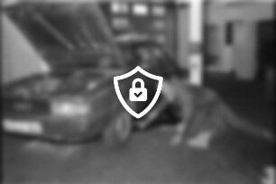 Wirtschaft: Kraftfahrzeug-Meisterbetrieb [Name maskiert] + [Name maskiert] Hauptstraße: Werkstatt: Pkw mit aufgeklappter Motorhaube: daneben am Boden Mitinhaber Kfz-Meister [Name maskiert]