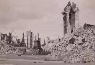 Ruine der Frauenkirche und Sockel des Lutherdenkmals vom Neumarkt