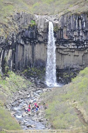 Svartifoss-Wasserfall von Basaltsäulen umrahmt : Der Svartifoss-Wasserfall an der isländischen Südküste wird von Basaltsäulen umrahmt, aufgenommen am 26. Mai 2012