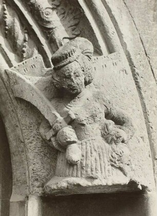 Döbeln, Rathausportal, Detail einer Gewandfigur : Gewandfigur, Judith mit den Döbelner Schlössern