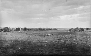 Siedlung : Blick auf eine Siedlung mit Hütten, Zelten und kleinen Häusern