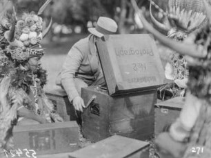Südafrika. Zulu und ein Expeditionsmitglied (Schomburgk ?) mit Photokisten für die fototechnische Ausrüstung, 1931