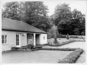 Döbeln, Geyersbergerstraße 107. Krematorium (1938; H. A. Goetze). Teilansicht mit Grünanlage