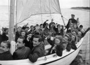 Jugendliche aus Ost und West segeln auf der Ostsee