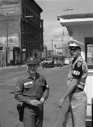 Berlin : Berlin, Grenzübergang Friedrichstraße (Checkpoint Charlie). US-Militär am Checkpoint (Military Police und Soldat der US-Army)