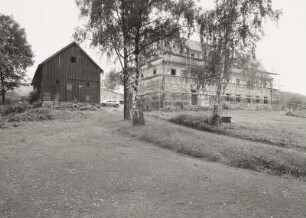 Dreiseithof (M. 19. Jh.). Scheune und Wohnstallhaus (eingerüstet). Ansicht vom Zufahrtsweg : Struppen, Hauptstraße 40. Dreiseithof (M. 19. Jh.). Scheune und Wohnstallhaus (eingerüstet). Ansicht vom Zufahrtsweg