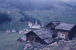 Mittenwald/Karwendel. Blick über die Dächer eines Bauernhofs ins Tal