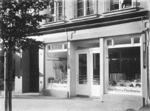 Güstrow. Schaufenster und Laden des Schlachters J. Hartmann