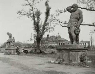 Herkules im Kampf mit der lernäischen Schlange : Dresden, Großer Garten, Herkulesallee. Herkules im Kampf mit der lernäischen Schlange und Ruhender Herkules. Sandstein; überlebensgroß (1690/1695; Permoser, Balthasar (Werkstatt)). Blick nach Norden zur Ruine des Städtischen Ausstellungspalastes