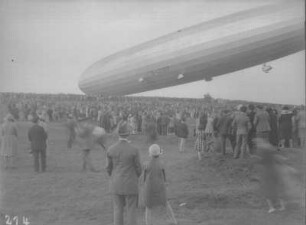 Luftschiff "Graf Zeppelin" (LZ 127) bei der Landung : Brunn. Luftschiff "Graf Zeppelin" (LZ 127) bei der Landung, Bug ist bereits am Ankermast vertäut, 28. September 1930
