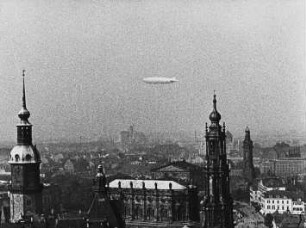 Szene aus dem Dokumentarfilm "ZR III über Dresden": Blick von der Frauenkirche über das Schloß und die Hofkirche