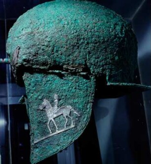 Archäologisches Museum Olympia. Illyrischer Helm mit Silberapplikation