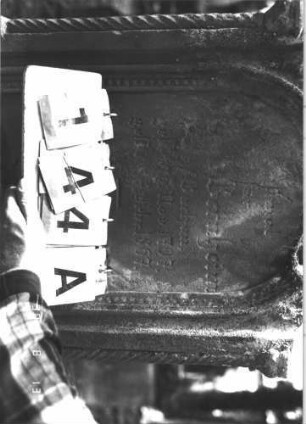 Grabstein 144 (Index: 99788742) Material: Sandstein Zustand: Giebel fehlt, Sockel beschädigt, stärker verwittert mit Textverlust Maße HxBxT: 137x57x13 cm: Grabstein 144A