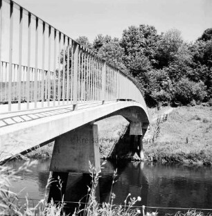 Klein Barnitz: Trave: links neue Fußgängerbrücke: hinten rechts Wiese, Weg und Bäume