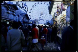 Freiburg: Messegasse mit Riesenrad
