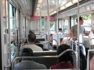 Metrowagen bei oberirdischer Fahrt