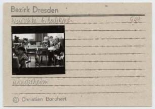 Christian Borchert (1942-2000). Karteikarte, beklebt mit einem Kontaktabzug, handschriftliche Notizen "Wuischke b. Hochkirch 5.87, Kinderheim"