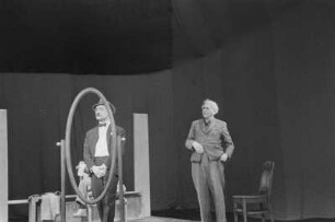 Szenenbilder aus "Der aufhaltsame Aufstieg des Arturo Ui" von B. Brecht. Mit E. Schall in der Titelrolle, R. Drexel als Betty Dullfeet, G. Naumann als Verteidiger O'Casey, W. Kaiser als Emanuele Giri, H. Hamacher als Ernesto Roma, H. Thate als Guiseppe Givola, G. Biewer als Butcher, J. Kamper als Gastwirt, N. Christian als Clark, M. Flörchinger als Mulberry, G.-A. Koch als Schauspieler u. a. Berliner Ensemble, 18.03.1959 : Theaterstück in siebzehn Szenen