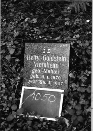 Grabstein 1050 (Index: 99803967) Material: Granit; Granit, poliert Zustand: sehr gut Maße HxBxT: 48x46x22 cm Beschreibung: schräg gestellte Inschriftenplatte: Grabstein 1050