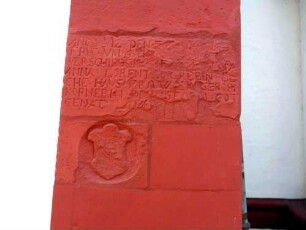 Stadtkirche-Chor im Norden- Textkartusche (Grabtext der Bürgerin Anna Lorentz) und Wappen Jahr 1612 im Strebepfeiler Nord