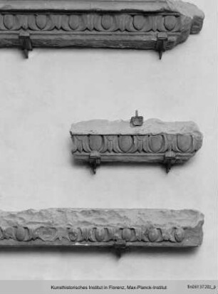 Gesimsfragment mit Eierstabdekor