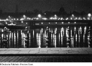 Blick von der Albertbrücke über die Elbe und die Carolabrücke auf die Altstadt