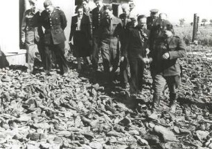 Lublin-Majdanek. Schuhe ermordeter Häftlinge im Konzentrationslager Majdanek. Besichtigung durch Berichterstatter der alliierten Mächte