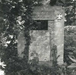 Grabmal der Familie Seelander. Sandstein (?). 1918. Leipzig, Südfriedhof, Abteilung XI, Rabatten-Nr. 202
