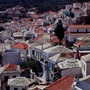 Skopelos. Blick über die schindelgedeckten Dächer der Oberstadt