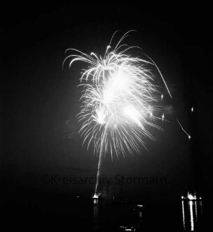 Karpfenfest: Neuhöfer Teich: Nachtaufnahme: Feuerwerk: Lichtspiegelungen, 10. Oktober 1965