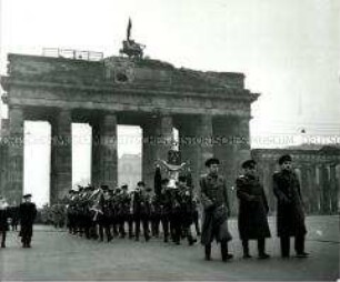 Eine Kompanie der Roten Armee am Jahrestag der Oktoberrevolution von 1917 am sowjetischen Ehrenmal im Tiergarten