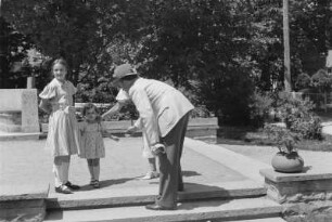 Privataufnahmen. Bad Wörishofen. Bruder Nikolaus und Schwester Gretl des Fotografen mit kleinem Mädchen bei der Denkmalsanlage für Sebastian Kneipp am Denkmalplatz