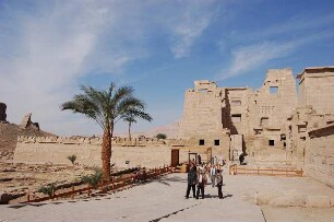 Luxor - Medinet Habu : Das festungsartige Südtor des Tempelkomplexes von Medinet Habu/Luxor, aufgenommen 2006