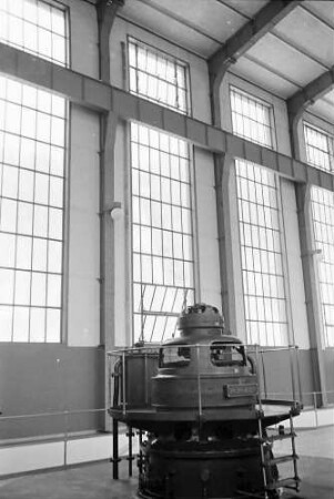 Häusern: Schluchseewerk; Turbine und hohes Fenster